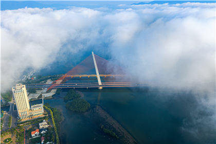Mây qua cầu Trần Thị Lý